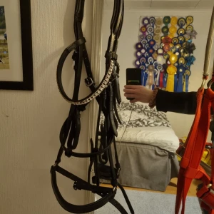 Träns - Svart remontträns i strl. Cob Ingår pannband från JH collection, saknas några stenar dock