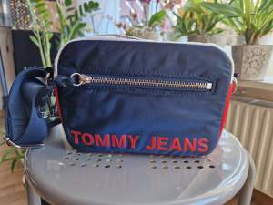 Tommy Jeans väska I bra skick med axelband och fickor. 