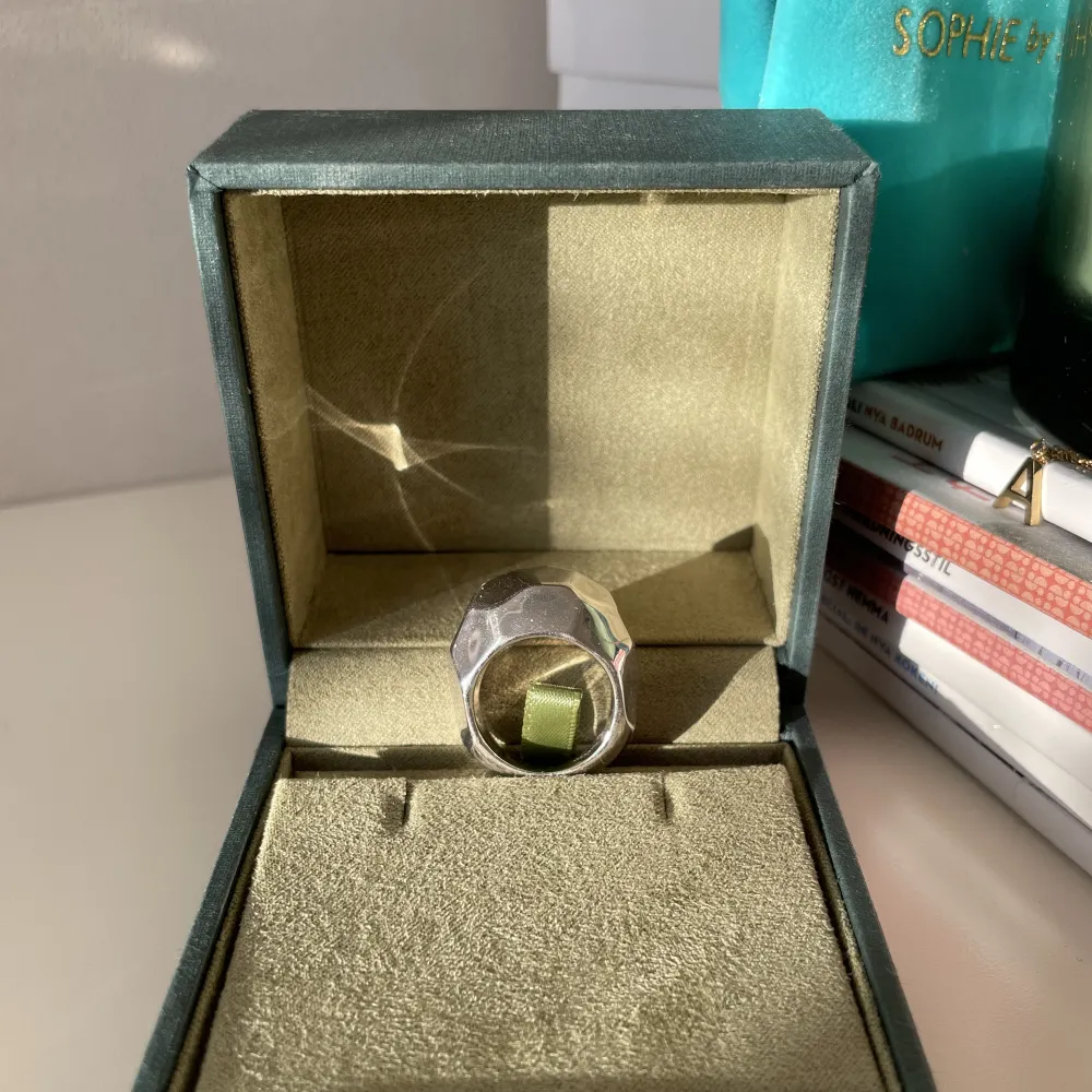 Superfin ring från Sophie by Sophie som är sparsamt använd, unik🫶 urs.pris 1900:- . Accessoarer.