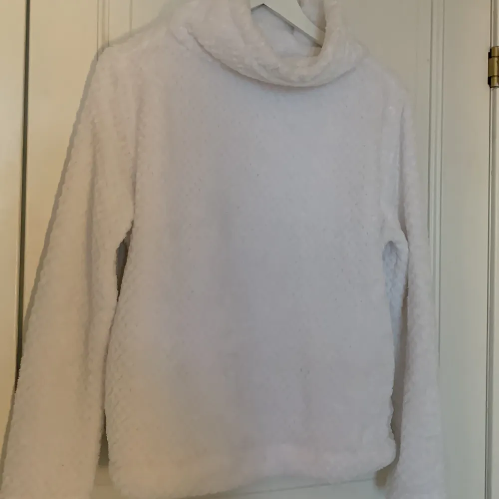 En vid Teddy tröja från twilfit i storlek S, den ser lite grå ut på bild men den är helv vit. 💞. Tröjor & Koftor.