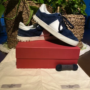 Valentino Garavani Flycrew Navy Sneakers  - Hej, säljer mina Valentino Flycrews. Storlek 41 men passar 42. Har dustbags och nya snören, (boxen tillhör ett annat par). De är i bra skick men har några flaws, skicka DM för info. Nypris runt 6000kr. Hör av dig vid intresse!
