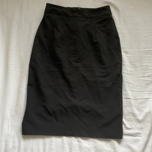 Pennkjol - Svart pennkjol från New Looks petite kollektion. 