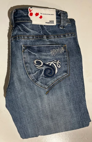 Blåa låga jeans  - Säljer dessa jättesnygga Lågmidjade vintage bootcut jeans! Köpta här på plick säljer då dom var för små för mig! Säljer för 300kr eller 250kr + frakt vid snabb affär! Skriv privat för fler bilder eller vid intresse💗