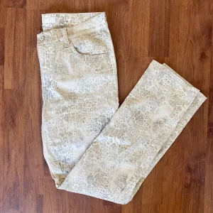 Jeans - Säljer ett par jeans. Sitter bra på 38-40. Kanske även 42 då dom är väldigt stretchiga. Raka i modellen! Köpare står för frakt💭