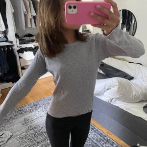 Grå Topp  - Säljer nu min snygga bas topp ifrån Brandy Melville, använd ca 1 gång, som ny nästan. 💞💞