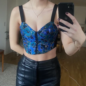 Korsett - Superfin blå korsett som går att knäppa upp på framsidan. Väldigt fin under en skjorta tillexempel💙