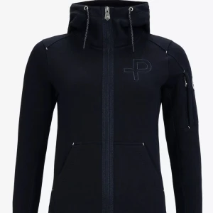 Pelle P Sip Hoodie - En Pelle P Hoodie i Storlek S (36).  Köpt förra året och är bara använd en gång pga fel storlek. Väldigt skön och så användbar! 🌸 Färgen är navy blue/svart 🌸 Nypris 1400kr  OBS! Lånad bild ifrån pelle p  Skriv i DM om du vill ha fler bilder 🌸