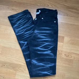 Low waist jeans 29/34 - Så coola jeans från weekday någon limited collection, low waist med lite V shape i midjan, super flattering, extra långa ben, straight leg. 
