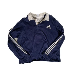 Adidas tröja  - Adidas tröja köpt på Humana i stolek xl 🫶🏼 Säljer för 120kr + frakt 