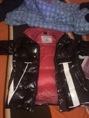 Moncler Valentino Jacka  - Moncler Jacka 2018 collab slutsåld  Storlek M Pris kan diskuteras vid snabb affär 