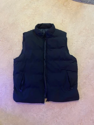 Väst - As bra väst för våren. 