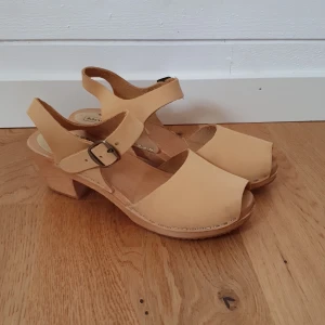 Träskor i nyskick - Fina träskor från Moheda. Endast använda 2 gånger så i nyskick.