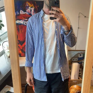 Blå/vit randig skjorta - Använd en del men inga tecken på slitningar eller fläckar