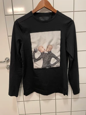 Limitato långärmad t-shirt  - Limitato t-shirt långärmad svart Storlek: S  Skick: 10/10  Retail: 1799kr Mitt pris: 899kr Skriv vid frågor!😄