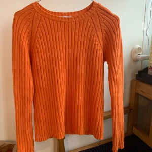 Tröja - Super snygg orange tröja🧡. Tröjan är i bra skick, storlek S.
