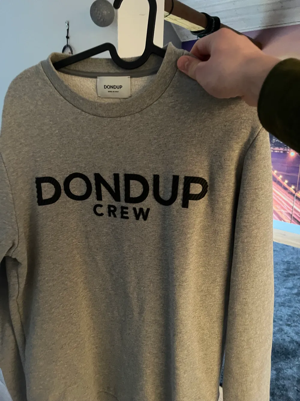 Snygg Dondup sweatshirt i storlek S. Endast använd 3 gånger annars har den bara hängt i garderoben. Köpt för ett och ett halv år sen för 1500kr. Säljes då jag snabbt växte ur den. Nyskick.. Tröjor & Koftor.