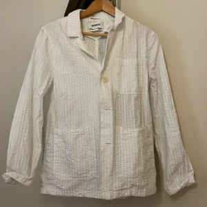 Skjorta - Vit skjorta från weekday i materialet bäckebölja. Frakt tillkommer 