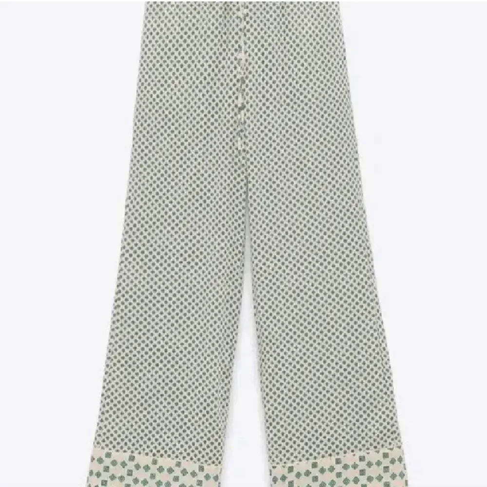 SÖKER!! dessa byxor ifrån zara kan betala bra helst xs-s🙏🏼💞hör gärna av dig. Jeans & Byxor.