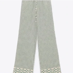 zara byxor/pyjamas - SÖKER!! dessa byxor ifrån zara kan betala bra helst xs-s🙏🏼💞hör gärna av dig