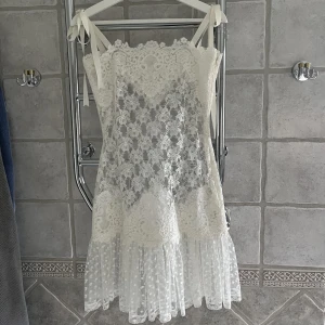 Vit klänning från Ida Sjöstedt - En jättefin klänning från Ida Sjöstedt❤️ strlk 36!  Den har axelband som går att knyta och aldrig använd🙏