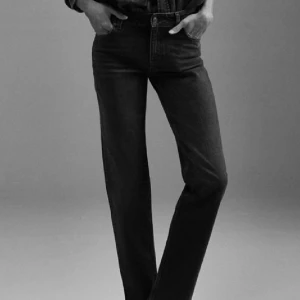 Jeans - Säljer dessa jeans för köpte dom nyss men gillar inte dom så mycket så jah säljer dom. Använda 3 ggr. Köpte för 399 kr 