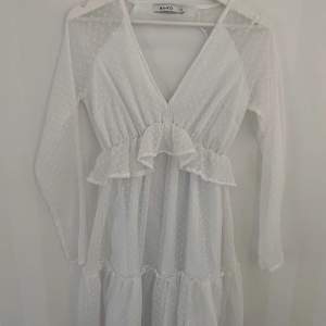 Säljer denna vita klänningen åt en kompis, perfekt på student/skolavslutning/midsommar💘 så fin från nakd, knappt använd!