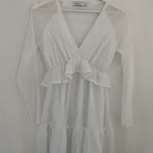 Säljer denna vita klänningen åt en kompis, perfekt på student/skolavslutning/midsommar💘 så fin från nakd, knappt använd!