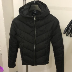 Fin Svea jacka  - En fin Svea jacka i storlek 170. Jackan är i bra skicka dock är den lite skadad i slutet av ärmarna och ett hål i ena fickan men annars super bra o fin :) bara att höra av sig för mer information eller bilder :) 