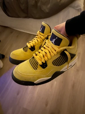 Jordan 4 - Säljer min kompis j4 eu 40 GS Använda två gånger