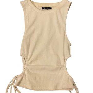 Zara topp  - Säljer denna super fint topp från zara med håll på båda sidorna som är helt slut såld 