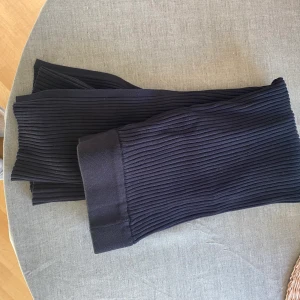 Midikjol - Snygg kjol som är i midi längd! Den är i tjockare bomull och tajt! Slits baktill. 