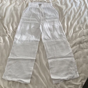 Vida linnebyxor - Vita tunna linnebyxor med vida ben från Gina tricot. Har prislappen kvar, aldrig använda. 🤗