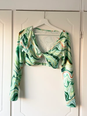 Neon topp - Ska flytta 20 mars. Det som inte är sålt tills dess kommer jag skänka bort. Därav det billiga priset. Betalning via swish.