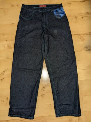 Baggyjeans från Roccawear - Fräcka Baggyjeans från Roccawear. Ascoola med tryck mm