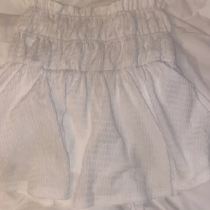 Kjol - Kjol köpt utomlands, okänt märke så säljer billigt! Möts upp i stan 💞