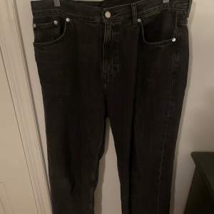 Svarta Weekday jeans space W31 L32 Sparsamt använda utan några skavanker. 