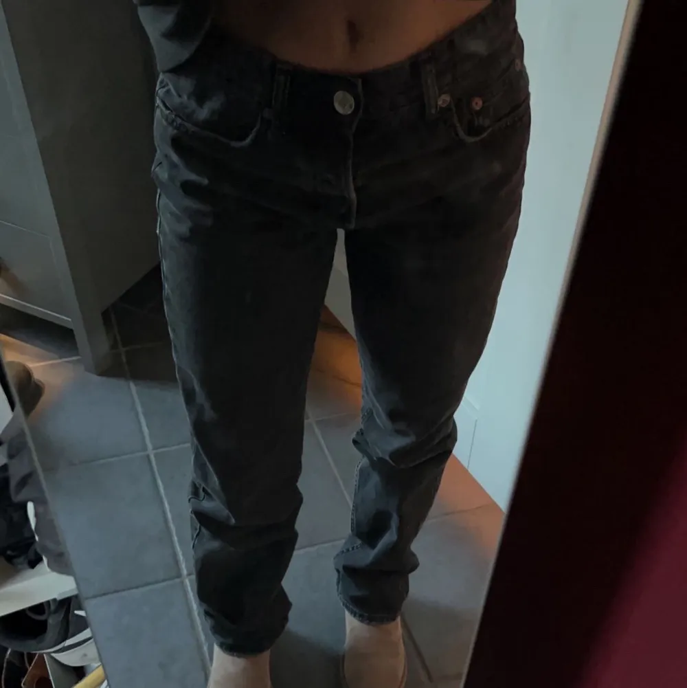 Säljer dessa slutsålda lågmidjade jeansen från zara. Använd inte köp direkt funktionen . Jeans & Byxor.