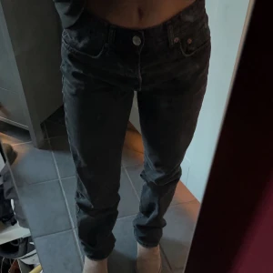 Lågmidjade jeans från zara - Säljer dessa slutsålda lågmidjade jeansen från zara. Använd inte köp direkt funktionen 