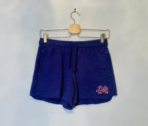 Mörkblå mjukisshorts  - Supersköna mjukisshorts att ha hemma eller ute på sommaren. Använda väldigt få gånger, storlek S.  Stretchiga midjeband gör att shortsen han gå ner til storlek XS👍🏻