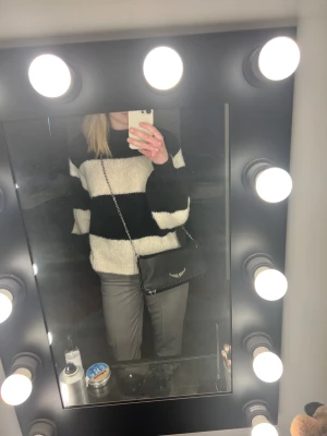 Zadig väska  - Säljer min jättefina Zadig väska då den inte kommer till användning. Är inte använd så mycket så i jättefint skick. Det långa bandet medföljer också! Säljer den för 1700:-, köptes för 4000:- 💗