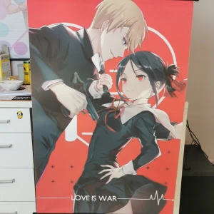 Stor Love is War poster  - Rätt stor Love is War poster som har hängslen man kan hänga vartsomhelst. Den håöler dig rak genom två svarta stavar och poster har inga defekter. Precis som nyköpt. Jag köpte den för 500 och säljer för 200