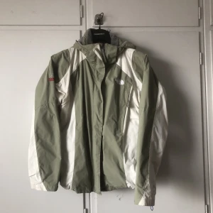 The north face jacka - från the north face (påmminer om arcteryx)  i superbra skick förutom några missfärgningar som knappt syns. Perfekt vår jacka. Två stycken dragkedjor och karborre, justerbar, 4 fickor plus 1 fack i ryggen. Markerad L (tjej) passar S/M unisex