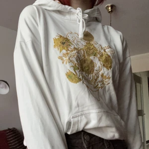 Vans x Vincent van Gogh Hoodie - Superfin vit hoodie från vans collektion med Vincent van Gogh-motiv. Trycket är broderat och luvan har ett gult schack-rutigt mönster. Säljer då jag inte tycker den passar mig. Nypris ca 800kr, sparsamt använd meb pris går att diskutera
