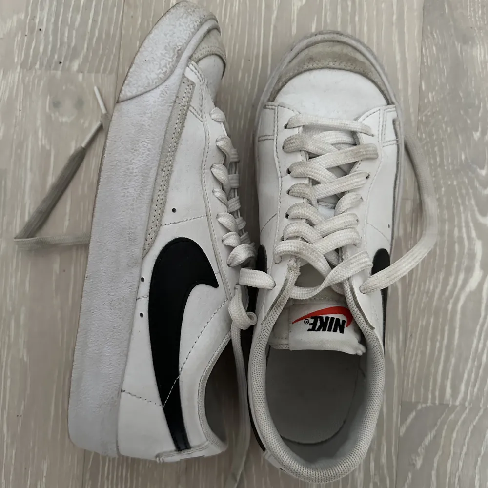 Nike SB skor i storlek 37.5. Inte så slitna, bara smutsiga! . Skor.