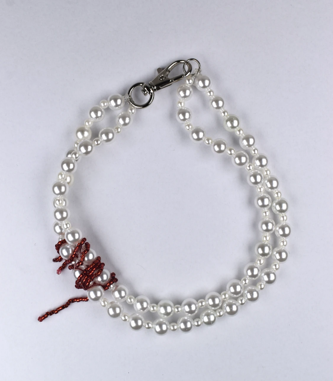 Blodigt pärlhalsband