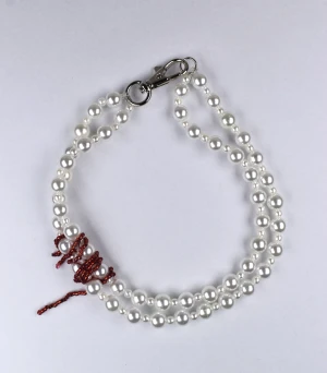 Blodigt pärlhalsband - Super coolt pärlhalsband med små röda pärlor💖 finns bara en upplaga! GRATIS FRAKT INGÅR OM MAN KÖPER VIA DM