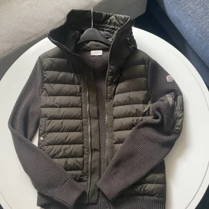 Moncler Cardigan  - Grön moncler jacka nypris 8700kr. Säljer då den var för liten. Nytt skick