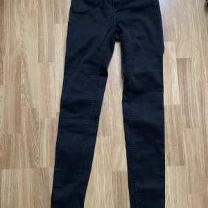 Jeans Noisy May storlek 32/XXS/XS - Jeans Noisy May i storlek 32/XXS/XS. Inga tydliga defekter. 