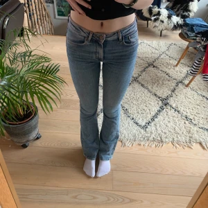 bootcut jeans - stretchiga lågmidjade bootcut jeans från bikbok! men ser tydligare att det är flare på andra bilden! pris går att diskuteras:)