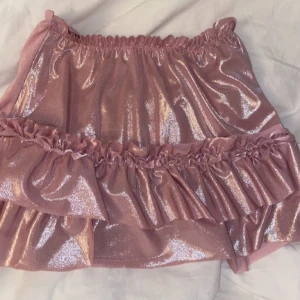 Kjol - Supergullig shimrig egensydd volangkjol. Supersöt, syddes nyligen så ej använd!!! Väldigt stretchig💗 Kommer sy fler i andra storlekar senare 💗 